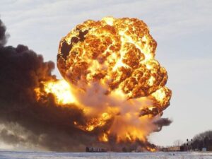 image-north-dakota-train-collision-ignites-oil-tankers