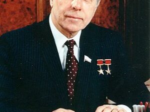 image-323px-twice_hero_of_socialist_labor_heydar_aliyev