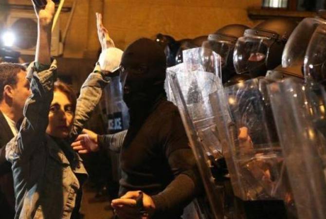 Tbilisidə qanlı qarşıdurma: Çoxsaylı etirazçı SAXLANILIB
