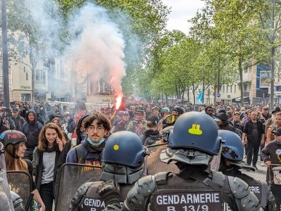 Paris döyüş meydanına çevrildi: 57 polis yaralandı