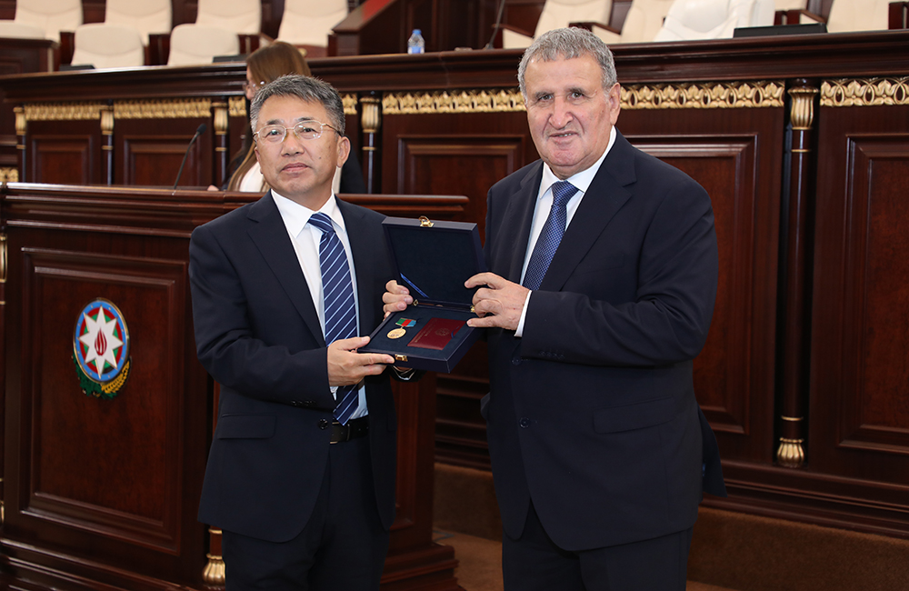 AMEA-nın 80 illiyi münasibətilə yerli və xarici alimlərdöş nişanları ilə təltif olunublar