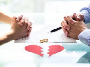 image-couples-hand-on-divorce-paper