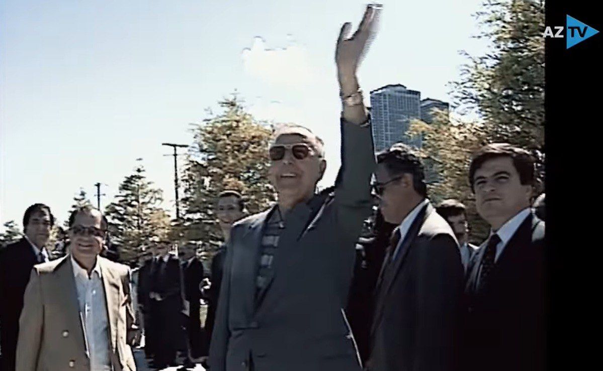 İLLƏR ƏVVƏL ULU ÖNDƏRİ DUYĞULANDIRAN SÜRPRİZ : AZTV-DƏ TARİXİ KADRLAR – VİDEO